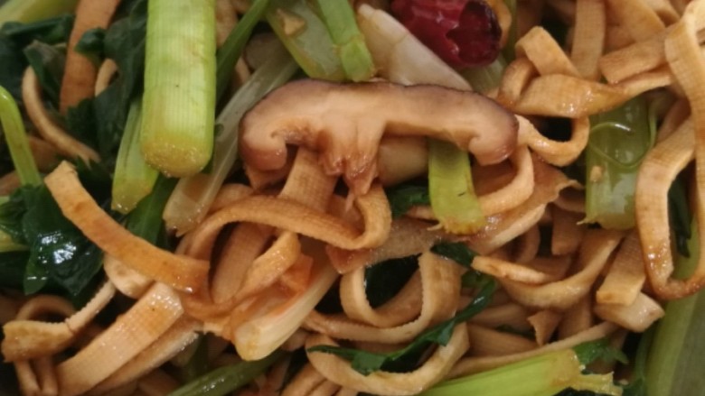 香菇味芹菜炒豆腐皮,完美的出锅