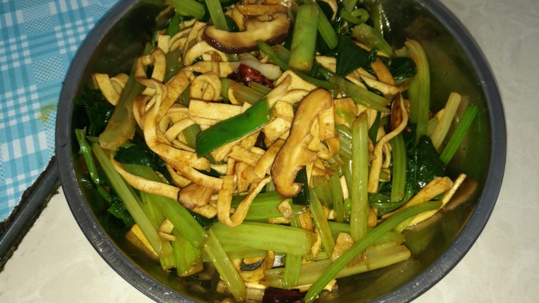 香菇味芹菜炒豆腐皮,美味的香菇味芹菜炒豆腐皮！！！！
