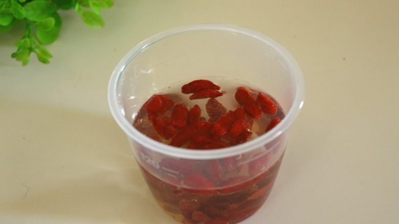 桂圆枸杞美目粥,<a style='color:red;display:inline-block;' href='/shicai/ 673'>枸杞</a>用温水泡至回软,洗净捞出,沥干水分