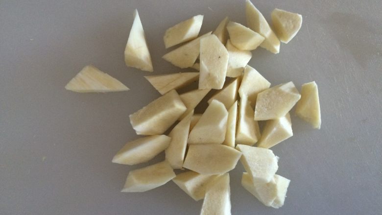 炒三色蔬,茭白去外皮,切滚刀块