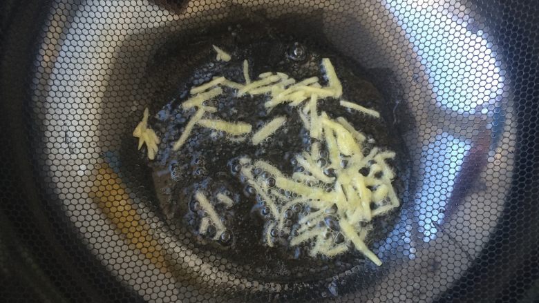 炒三色蔬,起锅热油,爆香姜丝