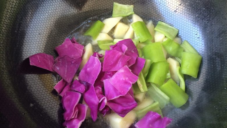 炒三色蔬,翻炒至茭白熟时,加入尖椒和紫椰菜,略炒几下
