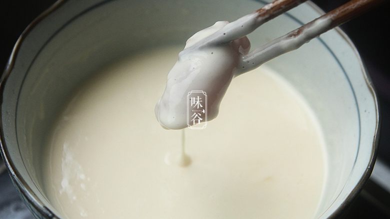 豆瓣鸡,锅内先热油,夹起鸡肉块裹上面糊;