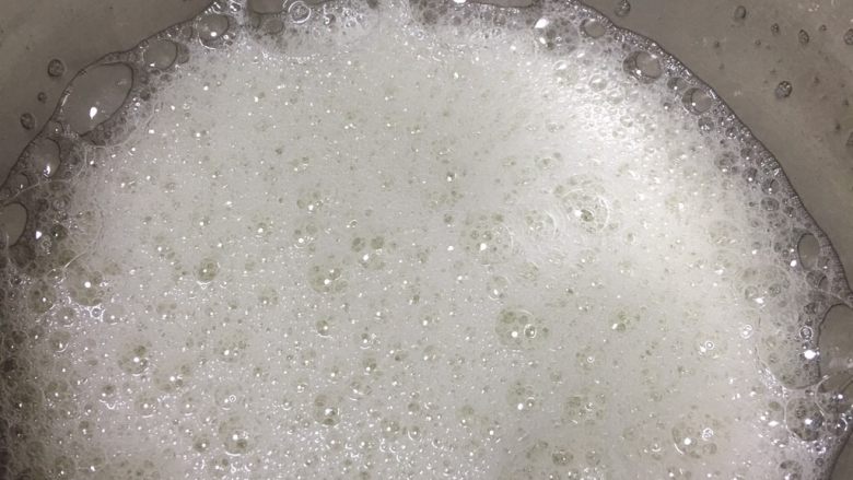 提拉米苏蛋糕,低速打蛋白,大泡泡放入柠檬汁(去腥),放入50g中的三分之一糖。