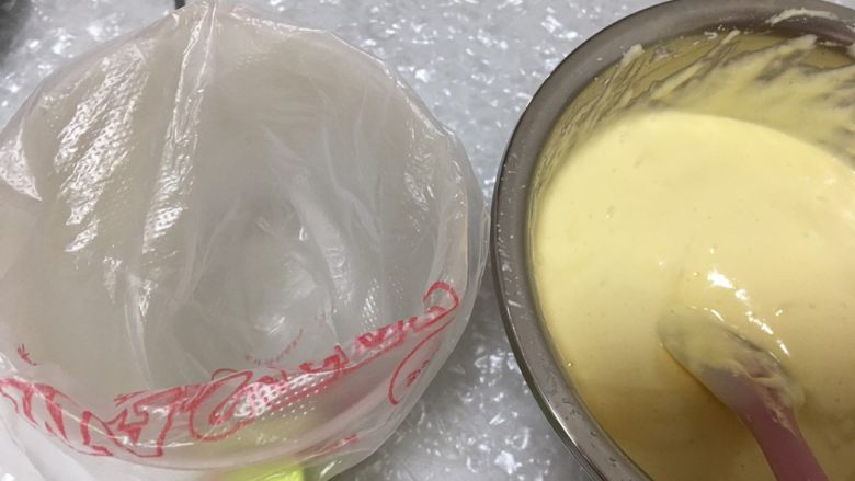 提拉米苏蛋糕,一直这样步骤把蛋白和蛋黄,低粉全部翻滚搅拌均匀。准备好裱花嘴的裱花袋。