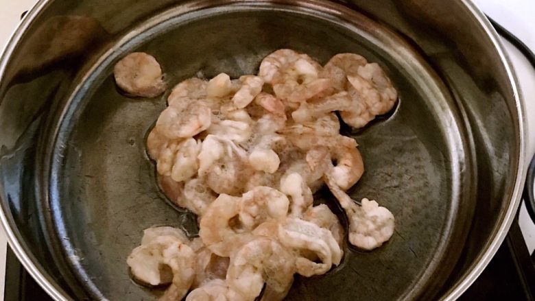 什锦虾仁,锅里加入大豆色拉油,烧热后加入虾仁