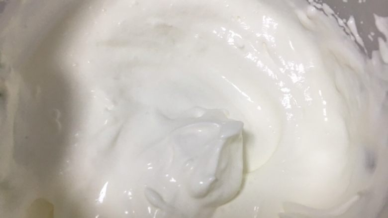 提拉米苏蛋糕,中速打发,打至有纹路就好了
