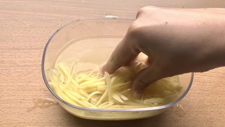 土豆鸟巢和溏心蛋宝宝,洗干净手,用手尽情蹂躏它们吧!然后倒掉水,再加入冷水再蹂躏。