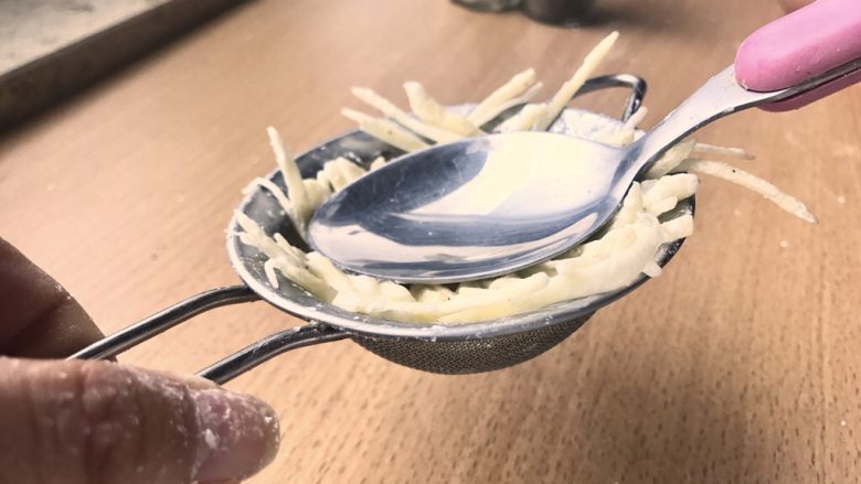 土豆鸟巢和溏心蛋宝宝,用一个小的漏勺或者勺子之类的压在上面,等油冒烟就可以转小火,下锅炸了。不要怕~