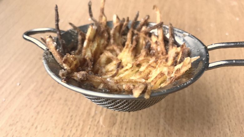 土豆鸟巢和溏心蛋宝宝,这时候土豆鸟巢应该炸好了,金黄色的十分漂亮!然后将漏勺反过来,用勺子或其他东西敲敲漏勺底部,鸟巢就掉下来了~放一旁冷却。