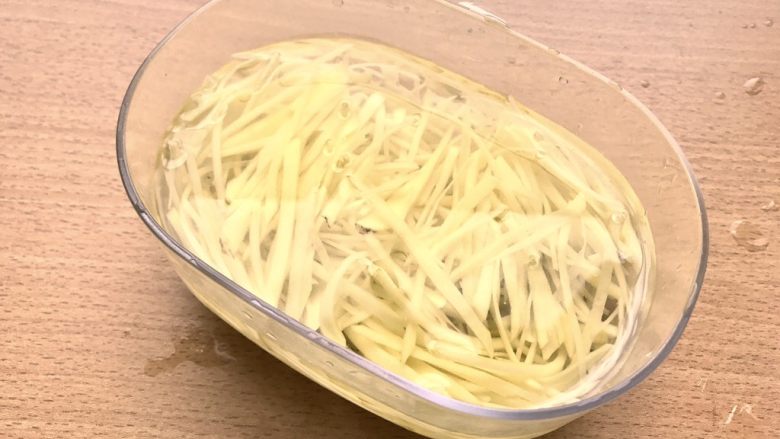 土豆鸟巢和溏心蛋宝宝,直到水完全清澈,这样炸出来的土豆才酥脆。然后将土豆丝汆水(放漏盆里彻底滤掉水)。