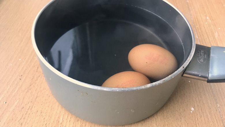 土豆鸟巢和溏心蛋宝宝,土豆丝在炸的过程中,可以准备溏心蛋了。将鸡蛋放入冷水中大火烧开。烧开后数5秒关火移开灶台。