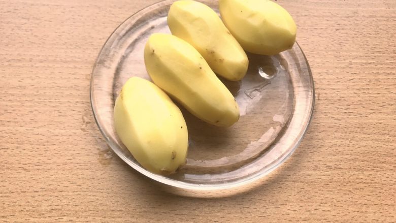 土豆鸟巢和溏心蛋宝宝,土豆洗干净,削皮。