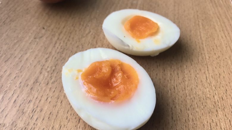 土豆鸟巢和溏心蛋宝宝,此时鸡蛋应该焖好了,冲冷水至不烫手就可以剥开蛋壳,切半。看,完美的溏心蛋!