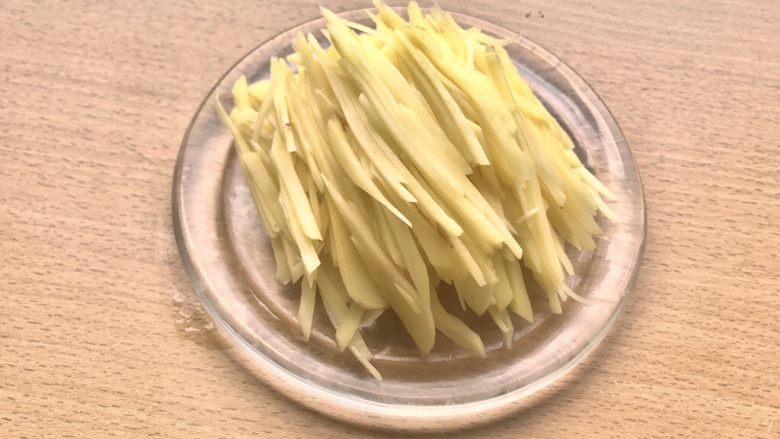 土豆鸟巢和溏心蛋宝宝,切丝。如果对刀工不自信或者新手,就用刨丝器吧!