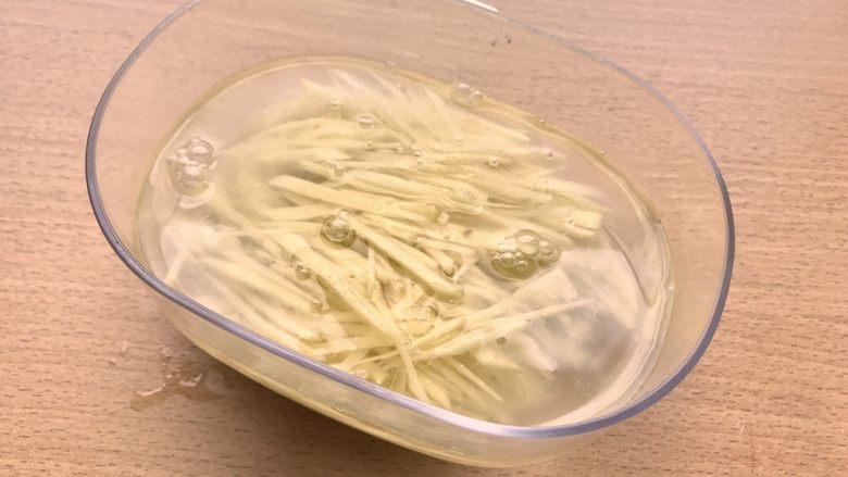 土豆鸟巢和溏心蛋宝宝,倒入一个盆中,加入冷水。可以看到水加进去是浑浊的,因为土豆有淀粉。