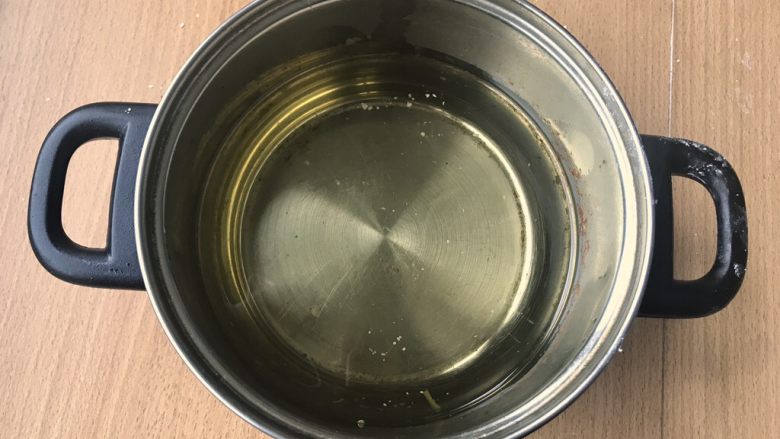 土豆鸟巢和溏心蛋宝宝,在一个正常大小的锅里倒入大约1/3的油。开大火。炸过的油还是可以做其他菜的,别怕浪费。