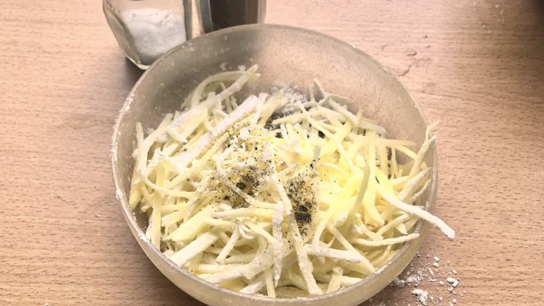土豆鸟巢和溏心蛋宝宝,加入2调料勺和2调料勺的黑胡椒,再彻底抓匀。