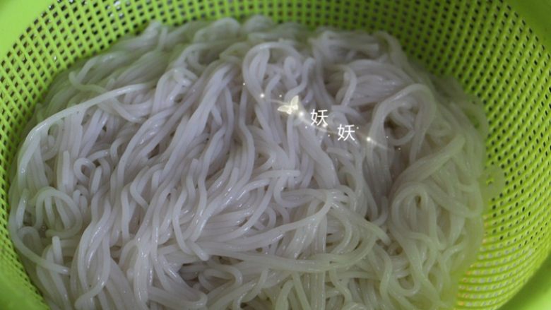 凉拌米粉,用凉水冲洗干净,备用。