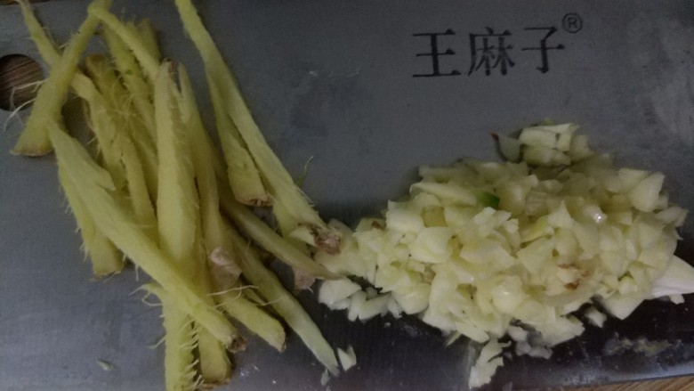 爆炒大头虾,姜切丝，蒜剁成末备用