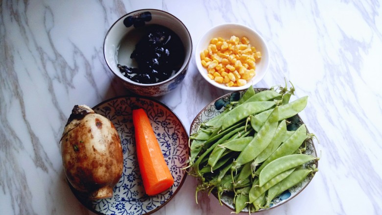 #时令蔬菜#荷塘月色小炒,准备食材,<a style='color:red;display:inline-block;' href='/shicai/ 118129'>干木耳</a>放入碗里,冷水冲洗两遍,再次加入冷水将木耳自然泡发。