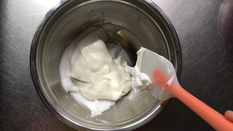 宝宝零食酸奶溶豆,混合后一起倒入剩余2/3的蛋盆中,同样翻拌或切拌的手法混合均匀,速度要快。