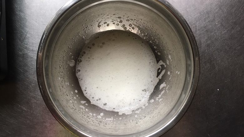 宝宝零食酸奶溶豆,电动打蛋器最高档将蛋清打散至粗泡状态,加1/3细砂糖,高速打发。
(打蛋白打蛋器要和盆呈垂直状,贴盆底四周触碰蛋盆四周转圈打发,右手拿打蛋器顺时针画圈打,左手时不时逆时针转动蛋盆。)