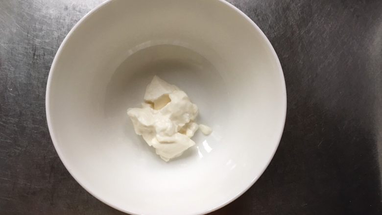 宝宝零食酸奶溶豆,稠酸奶30g。
酸奶过滤乳清方法:最简单的就是买个乳清过滤器,万能的某宝就有。还可以用纱布包裹适量酸奶收口系好找东西吊起来然后下方放一个碗(接乳清的)置于冰箱冷藏一夜。不好吊就找东西压住纱布四周,尽量让纱布是悬在碗上的,开动脑筋的时候来了。
【忘拍一步,裱花袋套好裱花嘴放置一个玻璃杯中将口翻好,放入冷冻备用。为了更好的温定蛋白。】