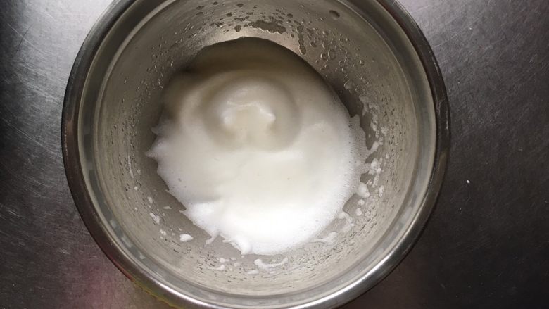 宝宝零食酸奶溶豆,打至出现纹路放1/3糖,继续高速打发。