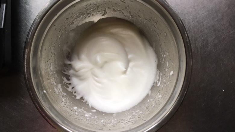 宝宝零食酸奶溶豆,打至纹路稍清晰加入最后1/3糖,继续打发。