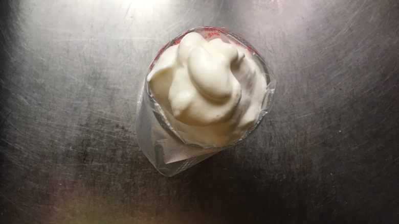宝宝零食酸奶溶豆,然后冷冻取出裱花袋的杯子,将糊导入。