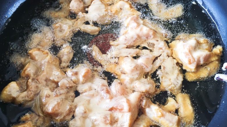 豆瓣鸡 中餐厅版,将调好的鸡胸肉快速放入锅中,用筷子快速搅拌,搅散不让它太连在一起