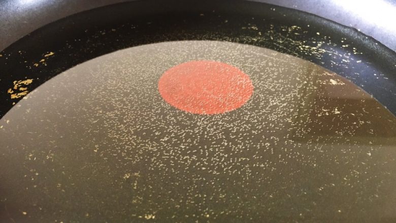 豆瓣鸡 中餐厅版,锅里加入稍微多一点的油,油烧开