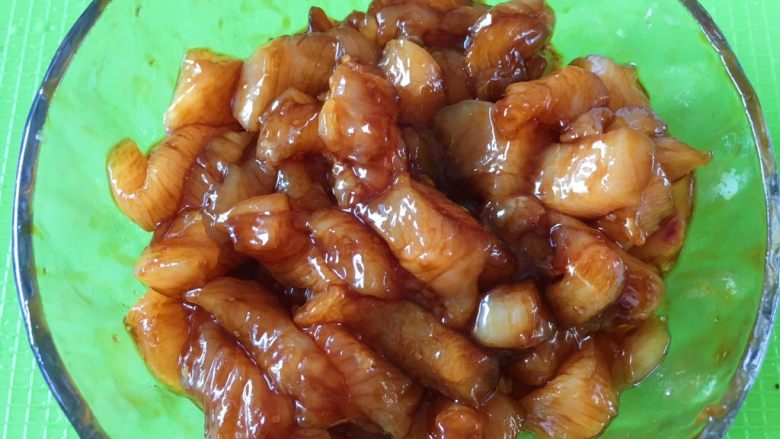 豆瓣鸡 中餐厅版,然后抓均匀,如图所示,切记不要太咸,因为后面还要加入<a style='color:red;display:inline-block;' href='/shicai/ 705'>豆瓣酱</a>的