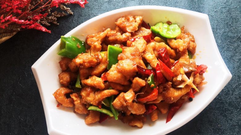 豆瓣鸡 中餐厅版,起锅前将青椒放入,装盘即可,美味豆瓣鸡好了