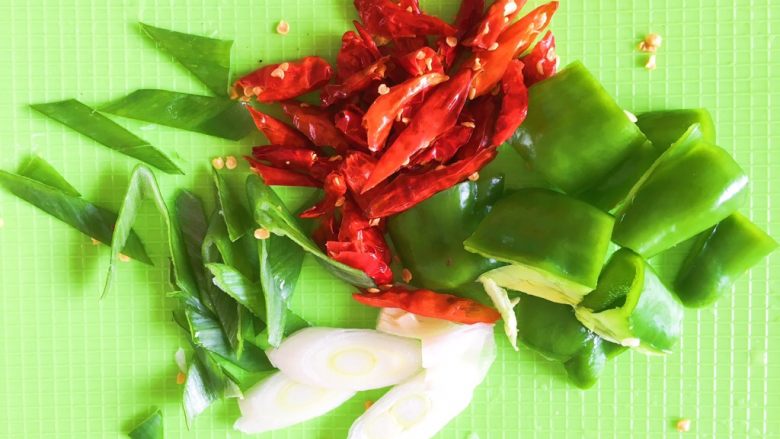 豆瓣鸡 中餐厅版,青椒切块,大葱切片,辣椒斜切开,这样辣椒为了翻炒时更辣一些