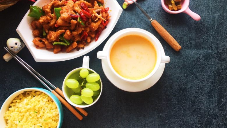 豆瓣鸡 中餐厅版,一个人也要吃好,黄金炒饭,胡萝卜牛奶汤,一份水果,一份酱菜,配上豆瓣鸡,完美。