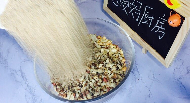 花生核桃枣香糖,花生和核桃用擀面杖碎一点,加入芝麻混合!记得花生红衣要吹掉!