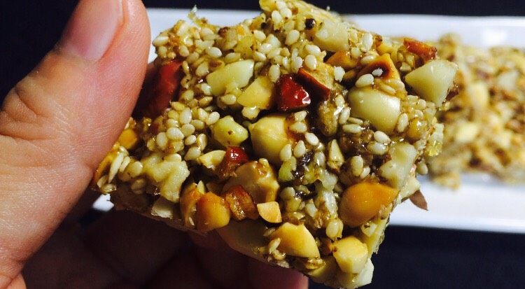 花生核桃枣香糖,一边切就一边吃!真的太好吃!料足美味!不会太甜!糖度刚刚好!