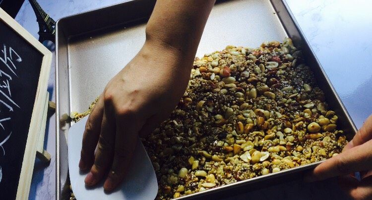 花生核桃枣香糖,倒入容器中,趁热整形压紧!这个动作也需要快速!