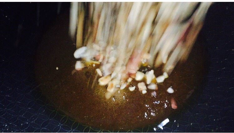 花生核桃枣香糖,等泡变成细小的时候!加入之前混合好的花生等材料!