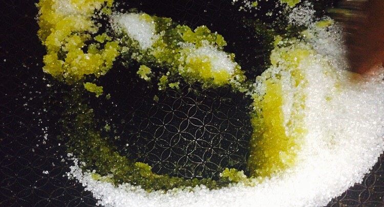 花生核桃枣香糖,小火慢炒,这是糖和油初步结合的状态!