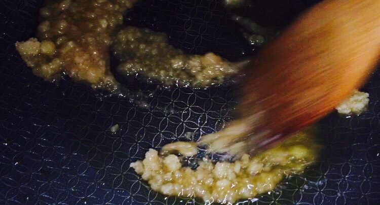 花生核桃枣香糖,这是结晶融化的状态!炒糖是制作这个美食的关键!一定要仔细观察颜色变化!