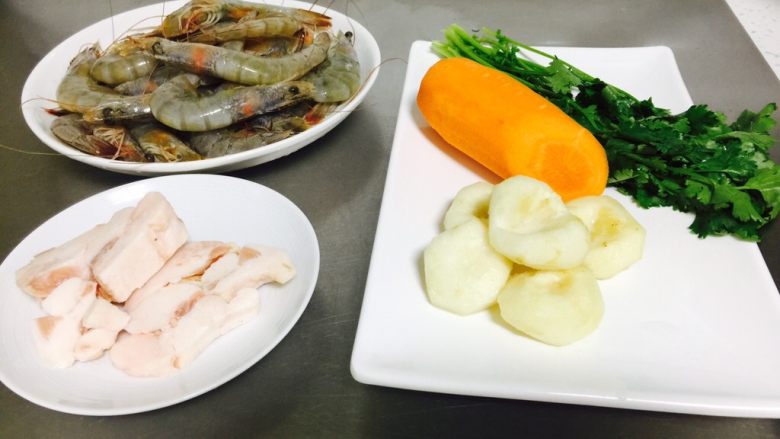 🦐水晶虾饺🦐,准备馅料 清洗干净