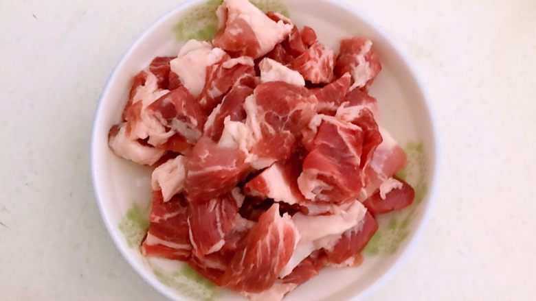 梅花肉烧土豆,把梅花肉切成2㎝宽,2.5㎝长的小块
