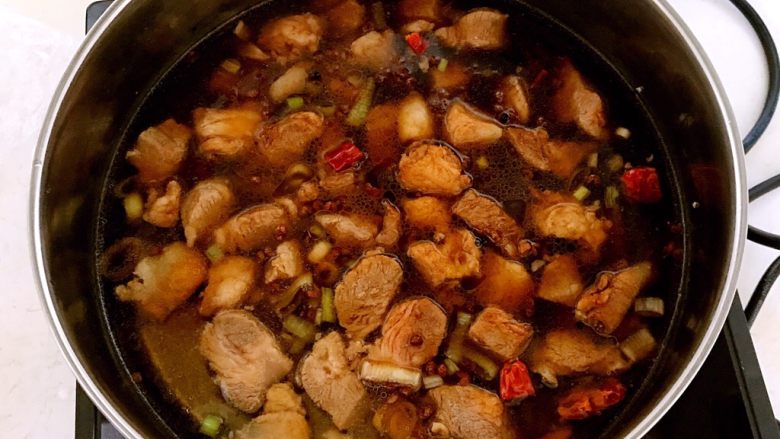 梅花肉烧土豆,加入开水,水量没过梅花肉,大火烧开后小火烧15分钟