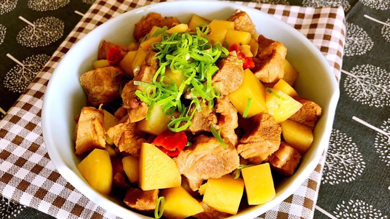 梅花肉烧土豆,撒上香葱末,梅花肉烧土豆做好了,非常诱人哦~