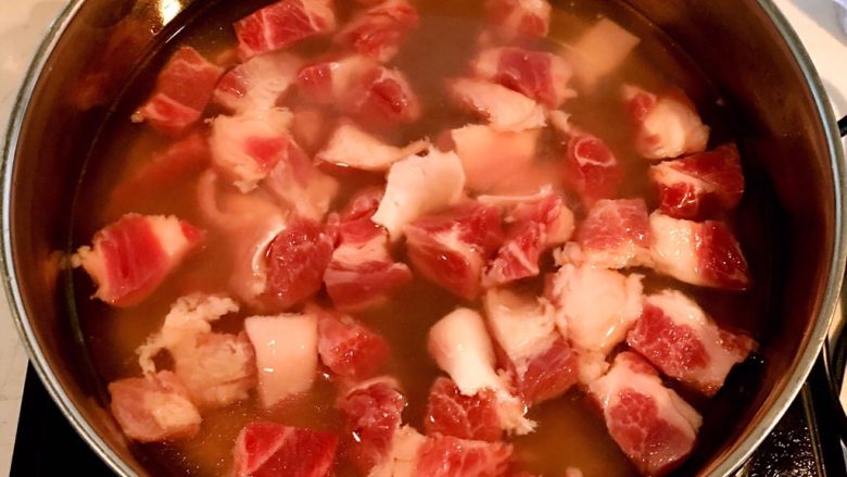 梅花肉烧土豆,锅里加入冷水,放入肉块,水开后焯水3分钟