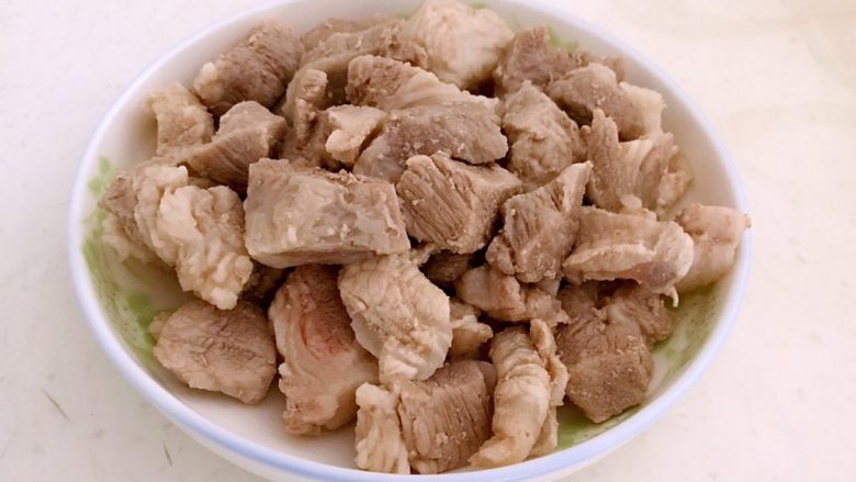 梅花肉烧土豆,把焯好的肉块捞出来,沥干水分