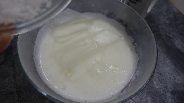 斑马条纹戚风蛋糕(超详细8寸版),大气泡消失加入1/3,